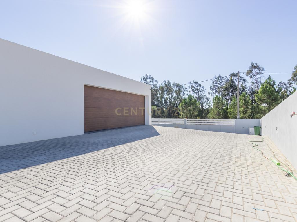 Vila Alegre / Fernão Ferro - Luxuosa moradia isolada térrea de 4 assoalhadas com arquitetura comtemporânea inserida em lote de 2775 m² - Image 29