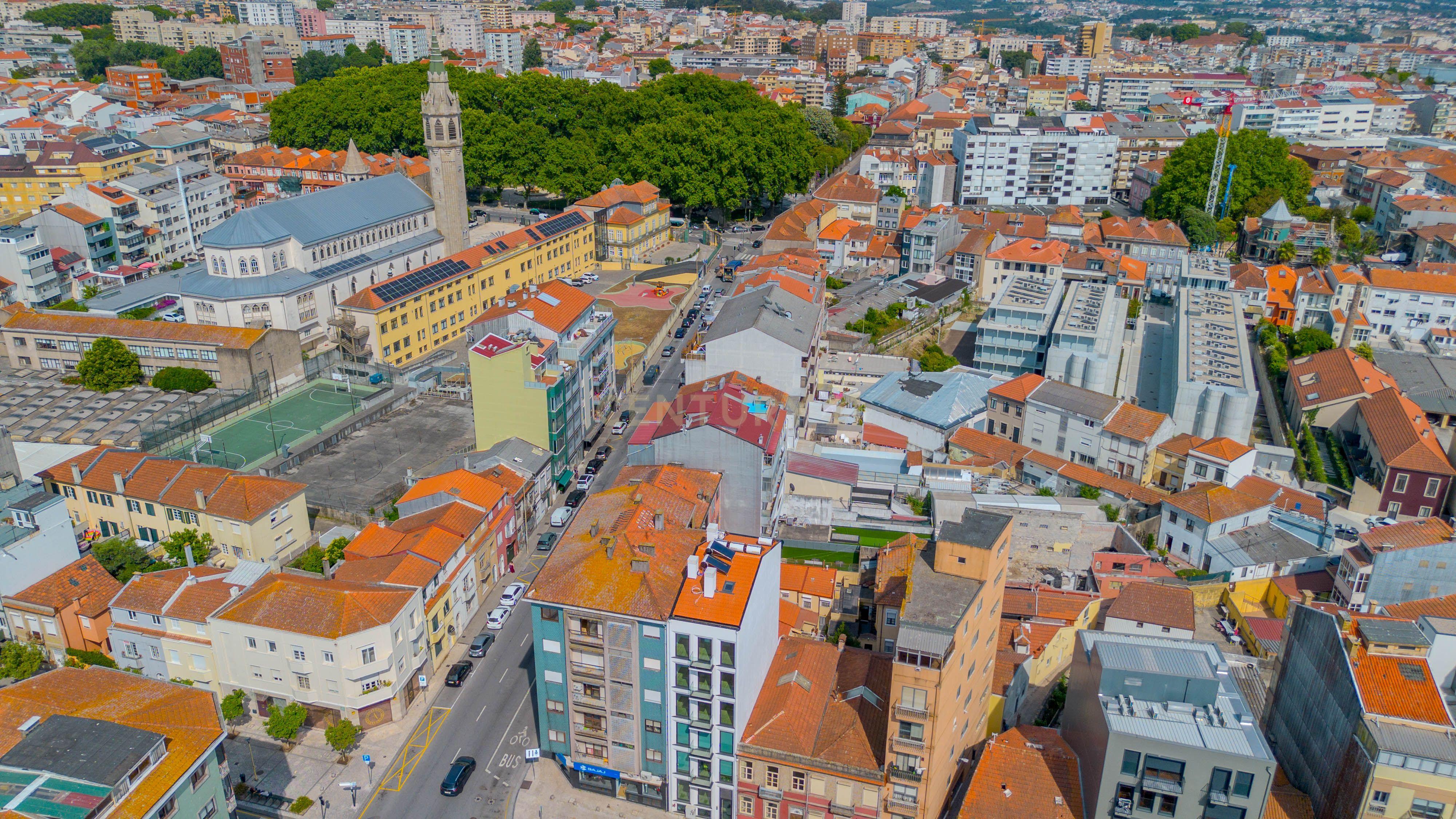 Fotografia 8 de Prédio para Reabilitação com PIP Aprovado | Rua de Faria Guimarães, Porto