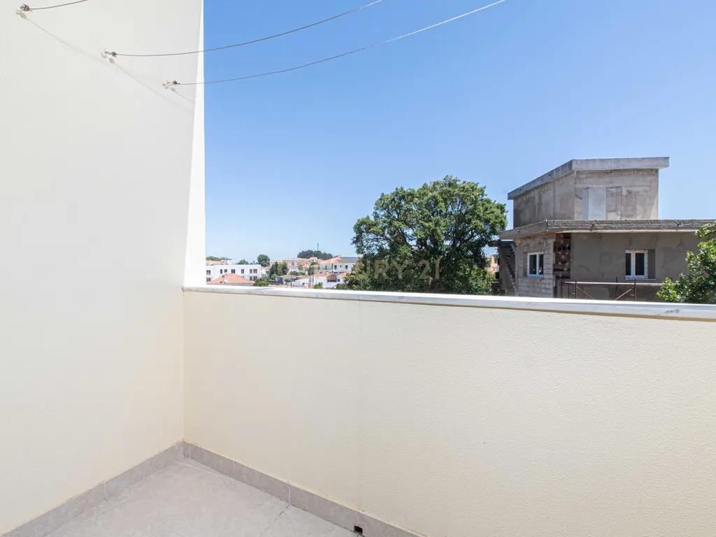 T2 com Suite, Varanda e Parqueamento - Malveira - Image 8