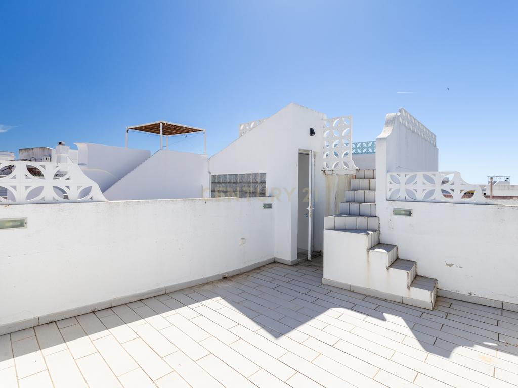 MORADIA T2 NA BAIXA DE OLHÃO C/ 2 PISCINAS - Image 20
