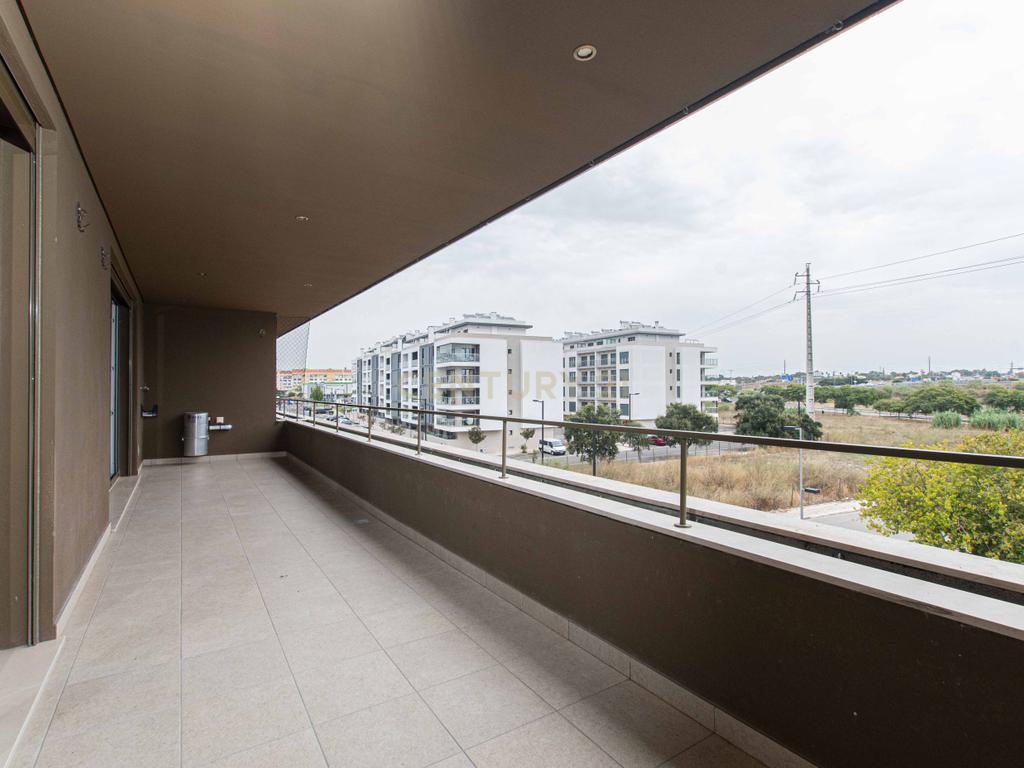 T3 moderno e espaçoso, com varanda e excelente localização no Montijo. - Image 1