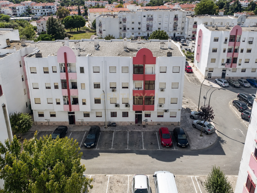 Apartamento T1 com duas frentes, excelentes áreas e arrecadação – Setúbal - Image 1