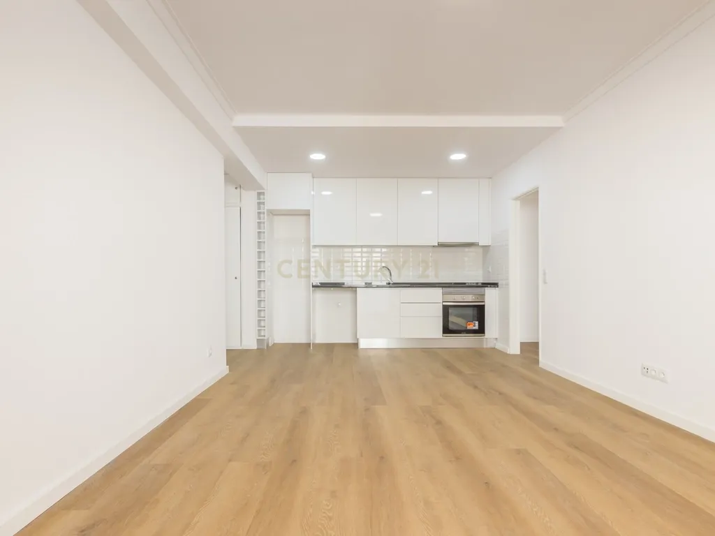 Apartamento T2 Remodelado - Sobreda *RESERVADO* - Image 14