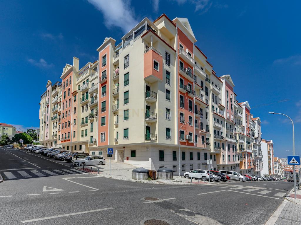 Apartamento T2 para Arrendamento | Urbanização do Neudel, Amadora - Image 1