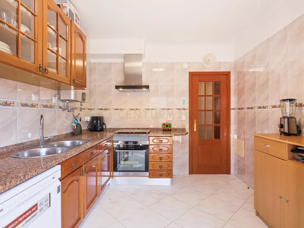 Apartamento T2 nas Quintinhas, Charneca de Caparica, com Terraço e Garagem - Image 15