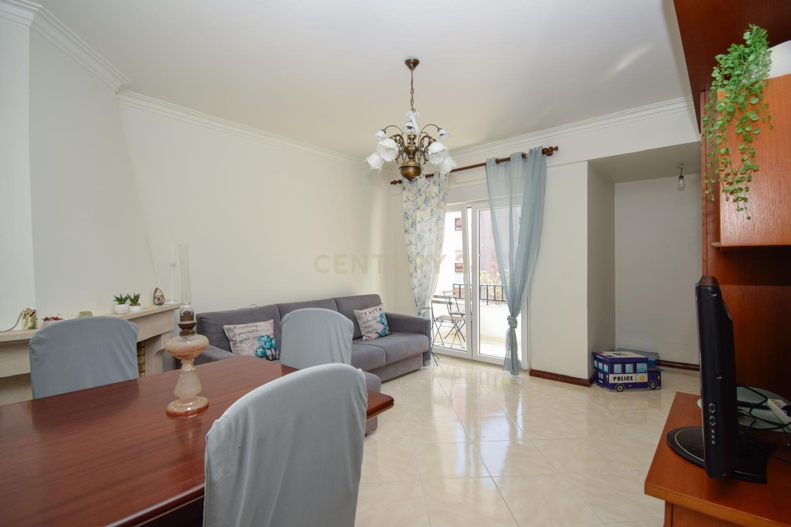 Fotografia 6 de T2 em Carnaxide com Varanda e Garagem Box