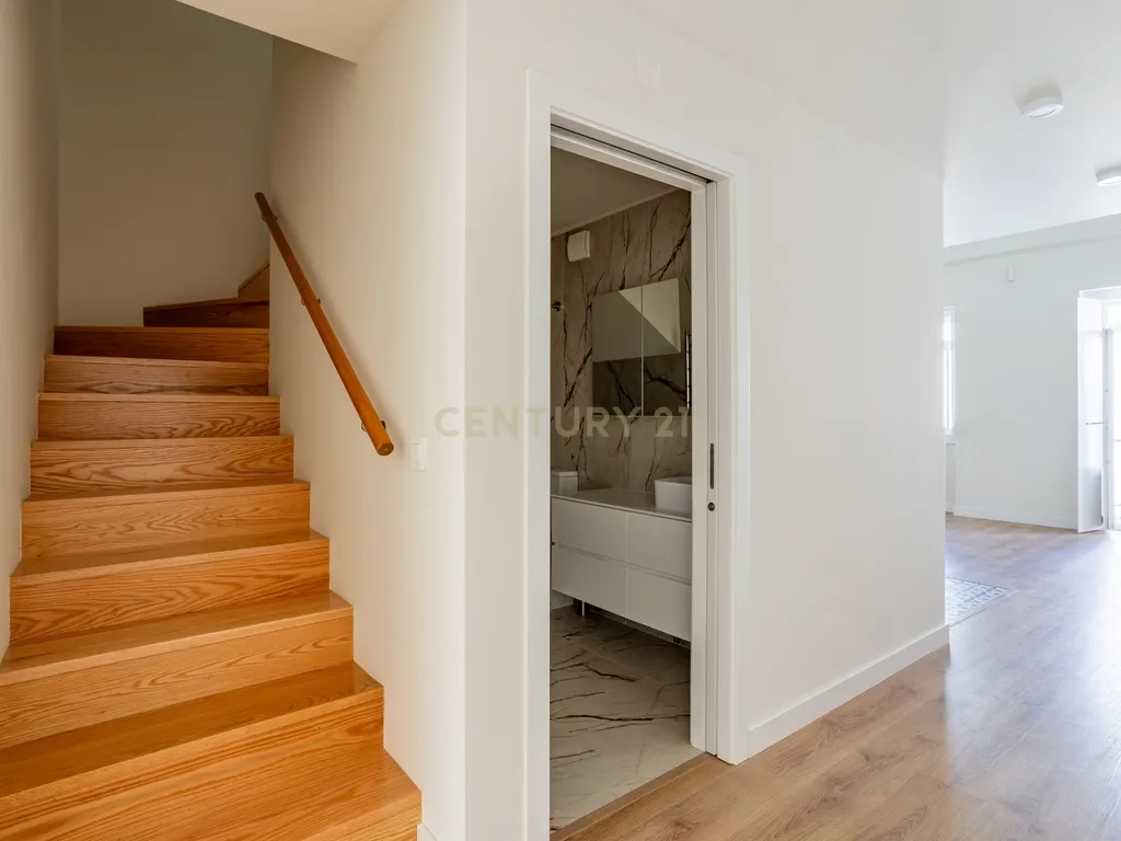 Duplex T3 para Venda, em Campolide – Pé-Direito Duplo, Terraço e Classe Energética A | 940.000 € - Image 21
