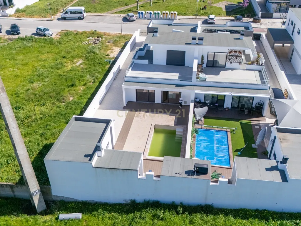 Moradia Térrea com piscina e quatro suites - Image 11