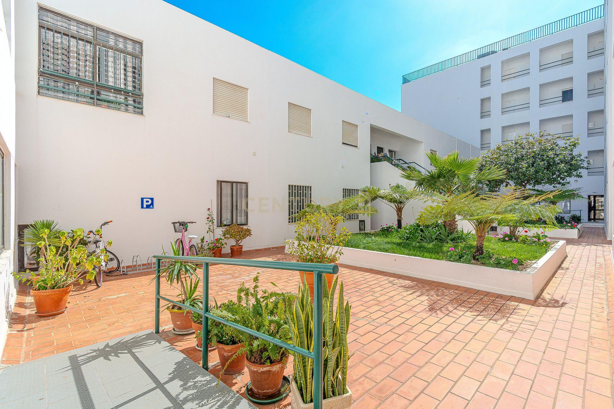 Apartamento T2 com Vista Mar na Primeira Linha de Praia – Quarteira - Image 26