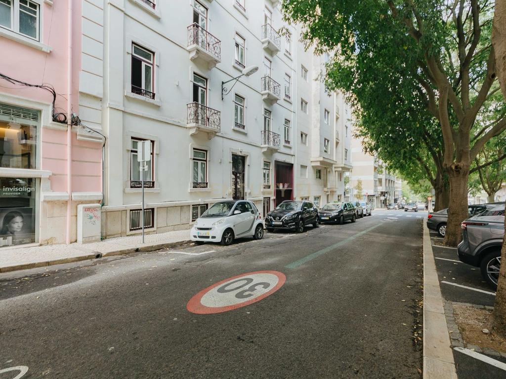Apartamento Renovado em Avenidas Novas, Lisboa - Image 2