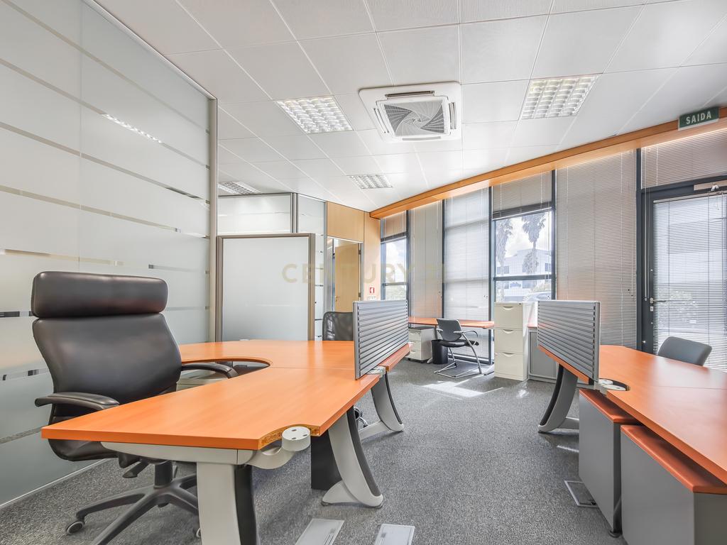 Arrendamento de escritório com 2 salas de reuniões e sala comum | Arrecadação | 1 Parqueamento Beloura Office Park - Image 13