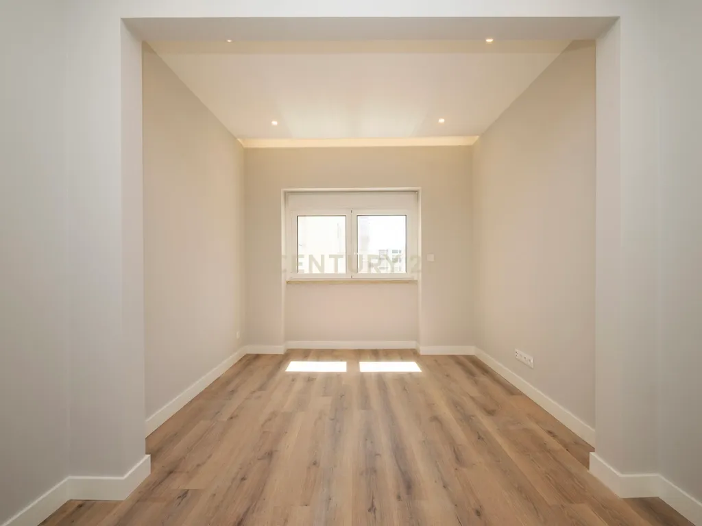Apartamento T2 Totalmente Renovado em Queluz – Pronto a Habitar! - Image 19