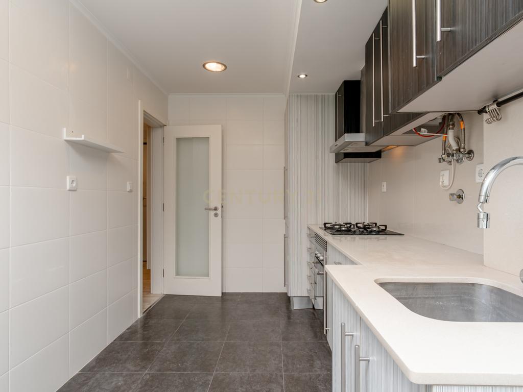 Apartamento Renovado T2 em São Vicente, Lisboa - Image 2