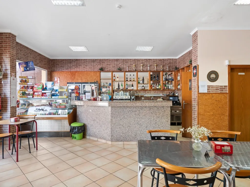 Venda de Espaço Comercial - Grande Potencial de Investimento no Centro da Calheta - Image 12