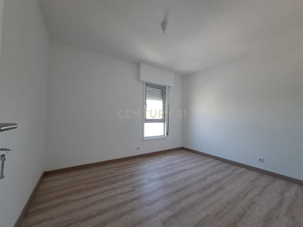 T2 Totalmente Remodelado em Almada | Luminosidade, Conforto e Localização Privilegiada - Image 19