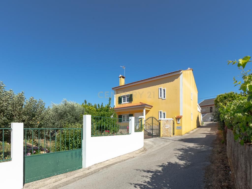 Moradia T4 Isolada com Jardim e Garagem em Olalhas – Tomar - Image 3