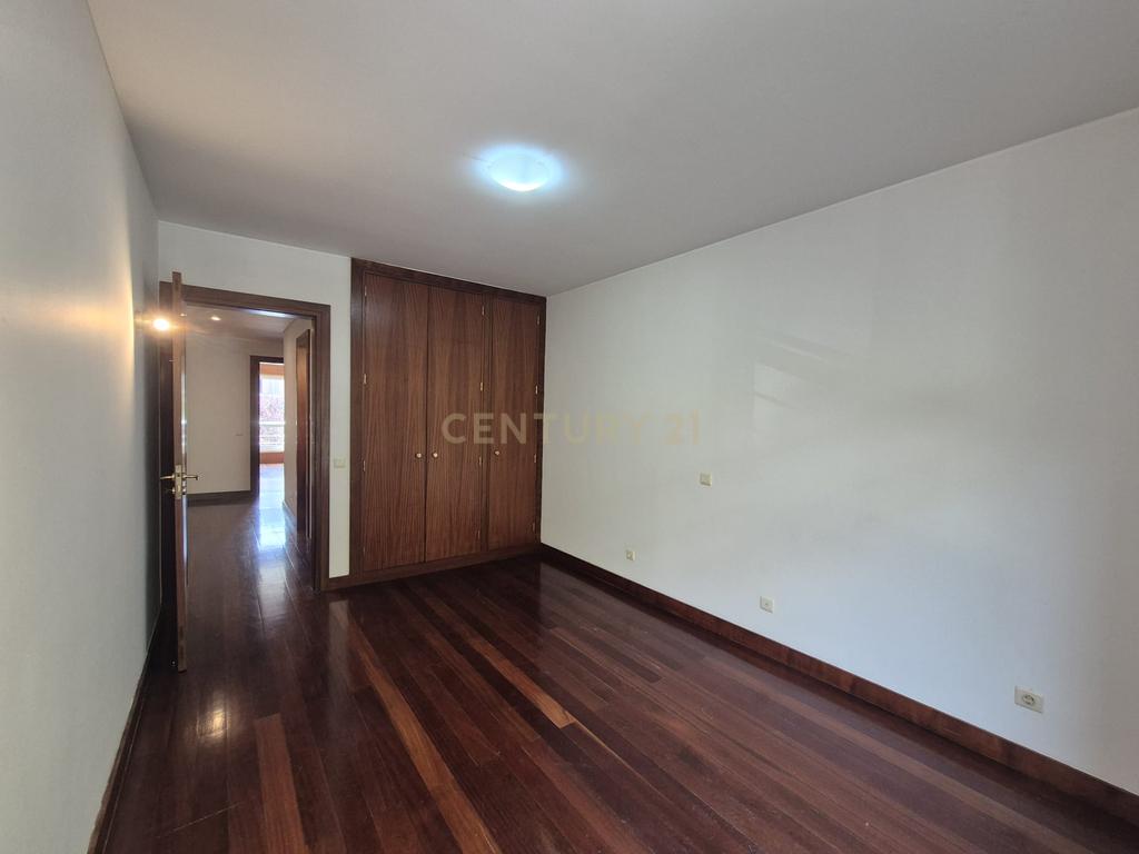 Espaçoso Apartamento T4 no Parque das Nações, Lisboa, com Garagem - Image 21
