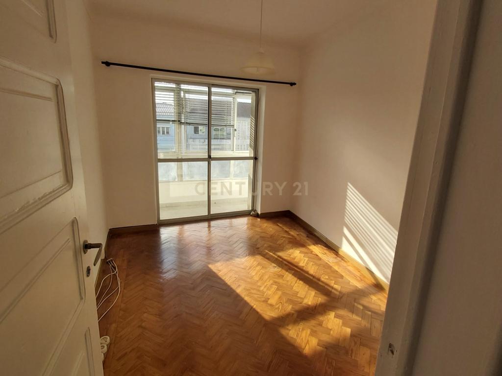 Apartamento T2 em Almada na Av. Nuno Alvares Pereira. - Image 13