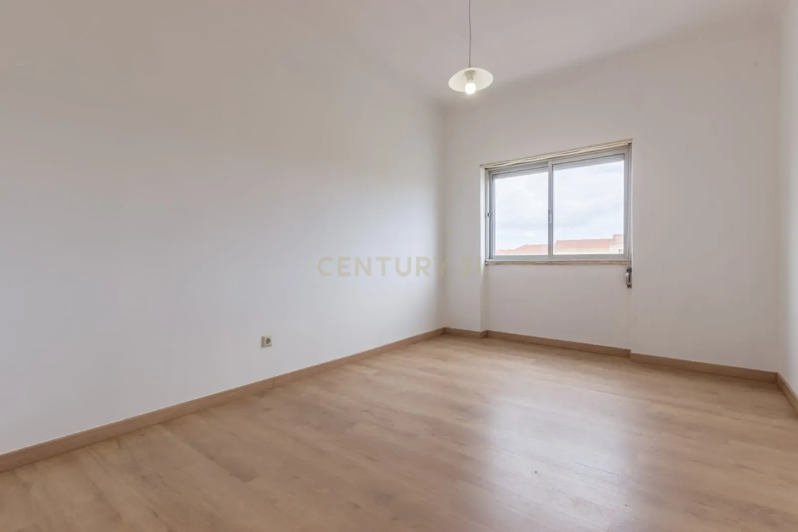 Apartamento T2 em Setúbal - Vista Cidade e Proximidade de Serviços - Image 5