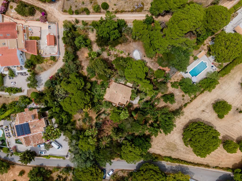 Moradia inserida em terreno com 3.560m2 a 5 minutos das Praias da Marinha, Benagil e Albandeira - Image 4