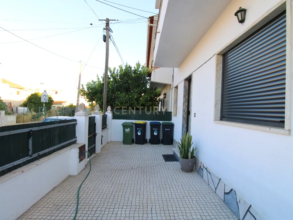 Espetacular Moradia T5 no Casal Do Marco com Garagem - Image 18