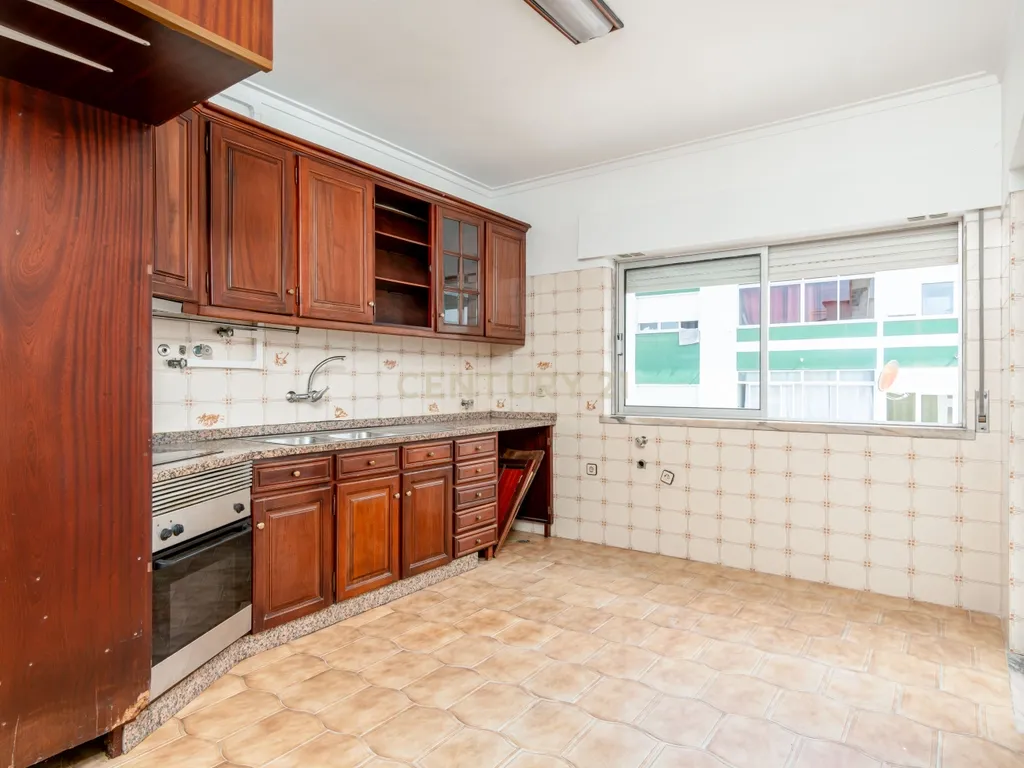 Apartamento T2 em Corroios, Seixal - Oportunidade Única! - Image 12