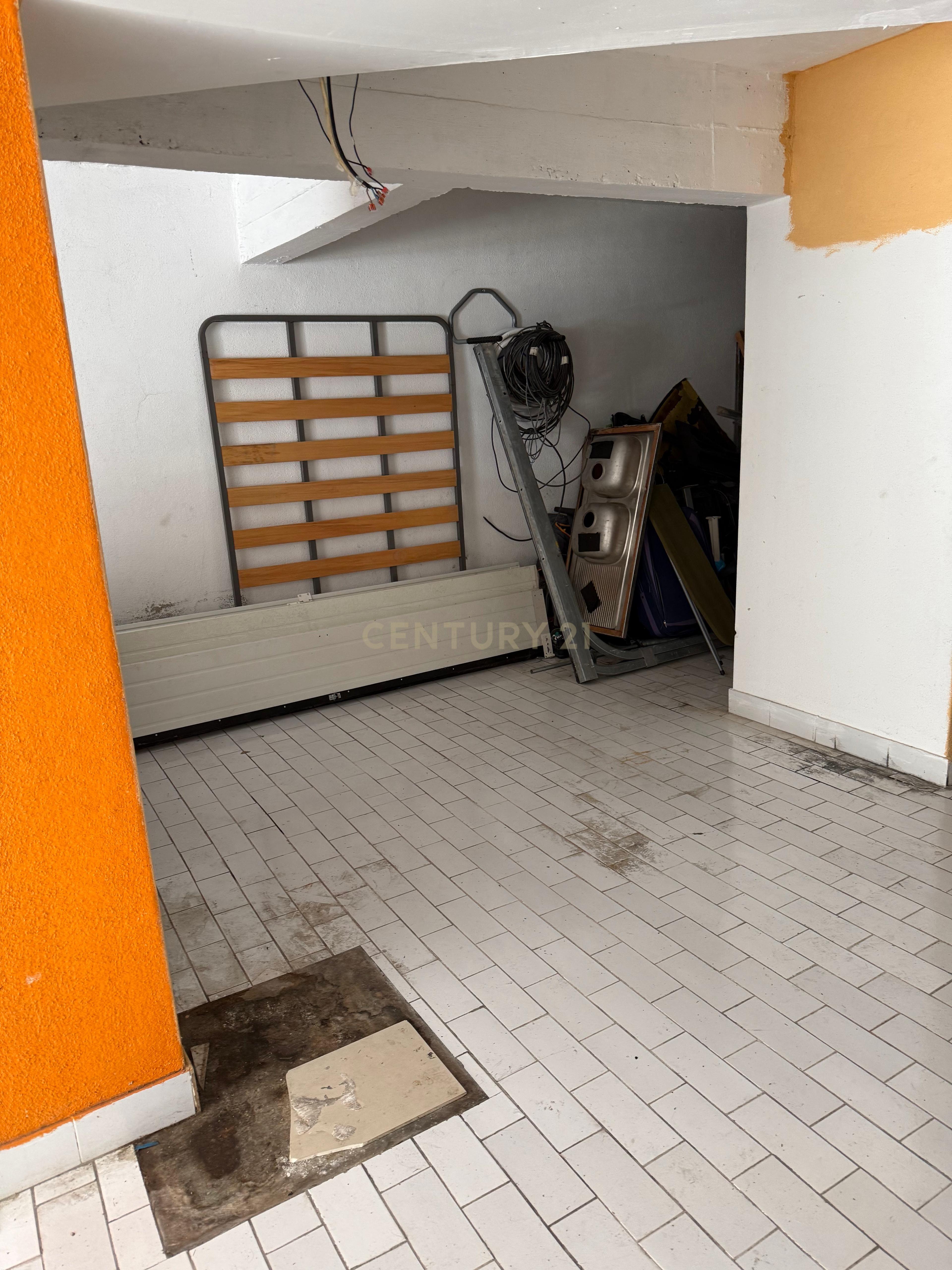 Fotografia 6 de Garagem com 100 m² | WC | Água e Eletricidade  OPORTUNIDADE UNICA
