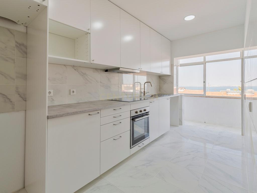 T1 Remodelado com Terraço e Vista Fantástica – Rua Dom Sancho I, Almada - Image 1