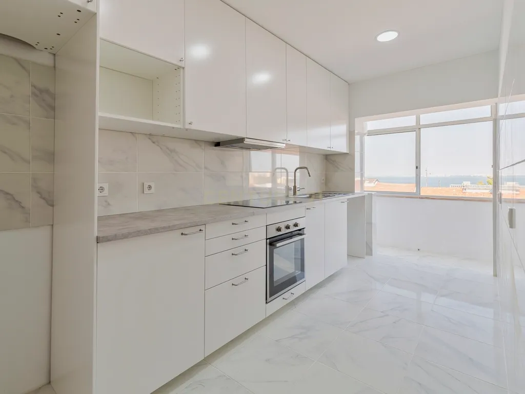 T1 Remodelado com Terraço e Vista Fantástica – Rua Dom Sancho I, Almada - Image 1