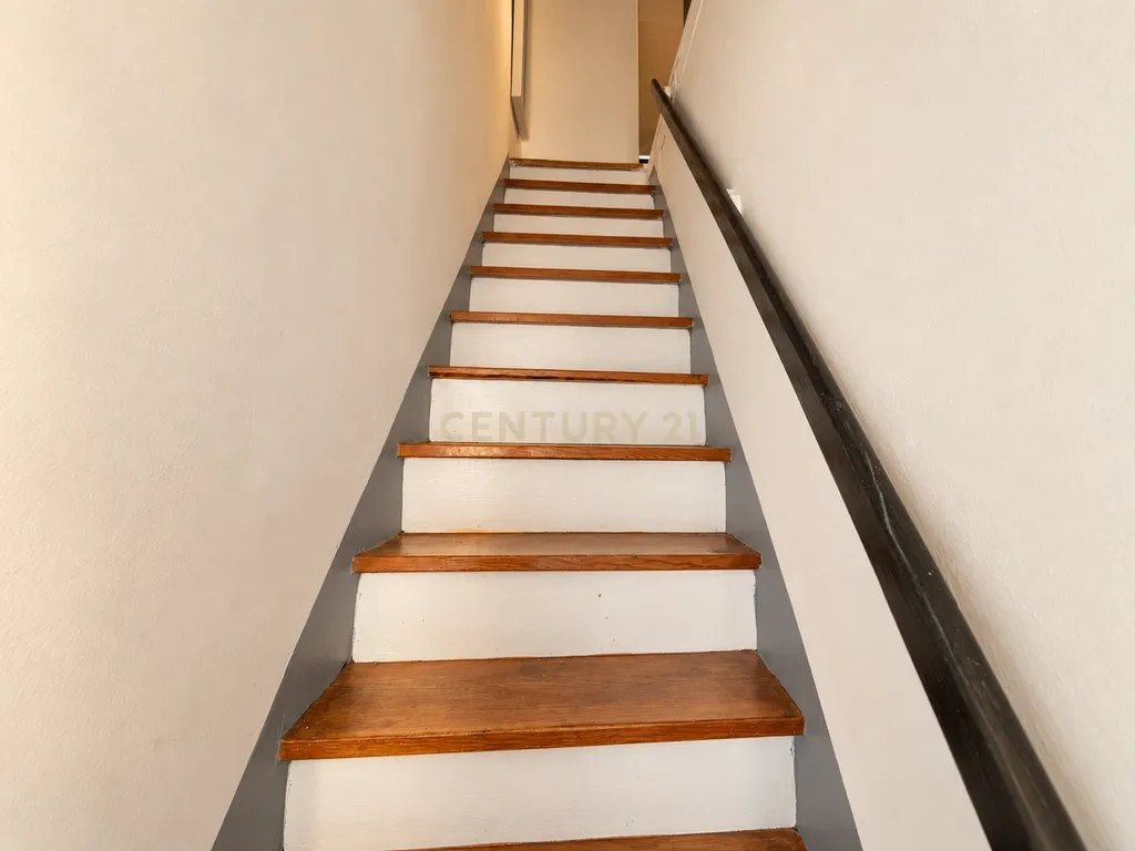 T1+2 dúplex com jardim privado e varanda - Image 9