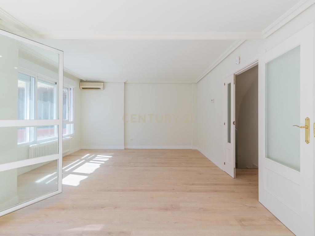 Chalet adosado con jardín en calle Unicornio, Aravaca - Image 6