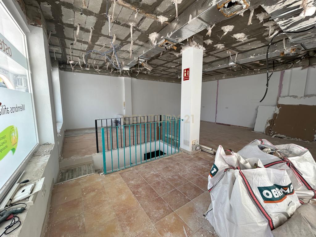 Loja Comercial em Renovação com Terraço e Vista para a Cidade - Image 6