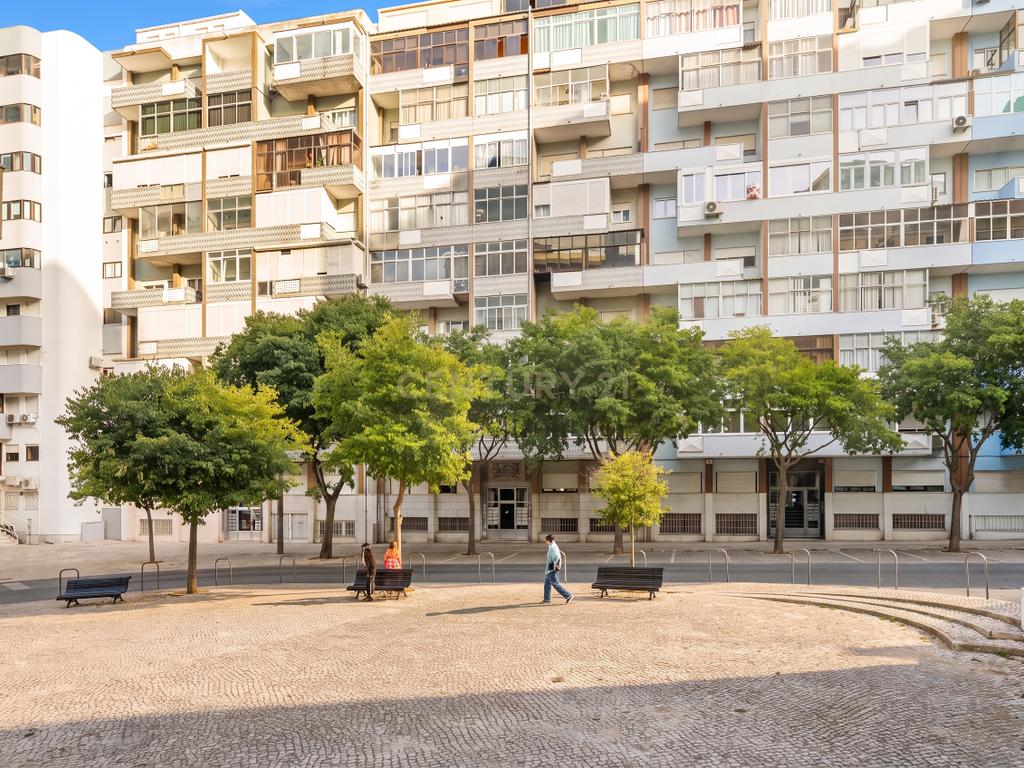 Espaçoso T3 Remodelado com Vista Rio em Cacilhas (+ Opção de Garagem BOX) - Image 22