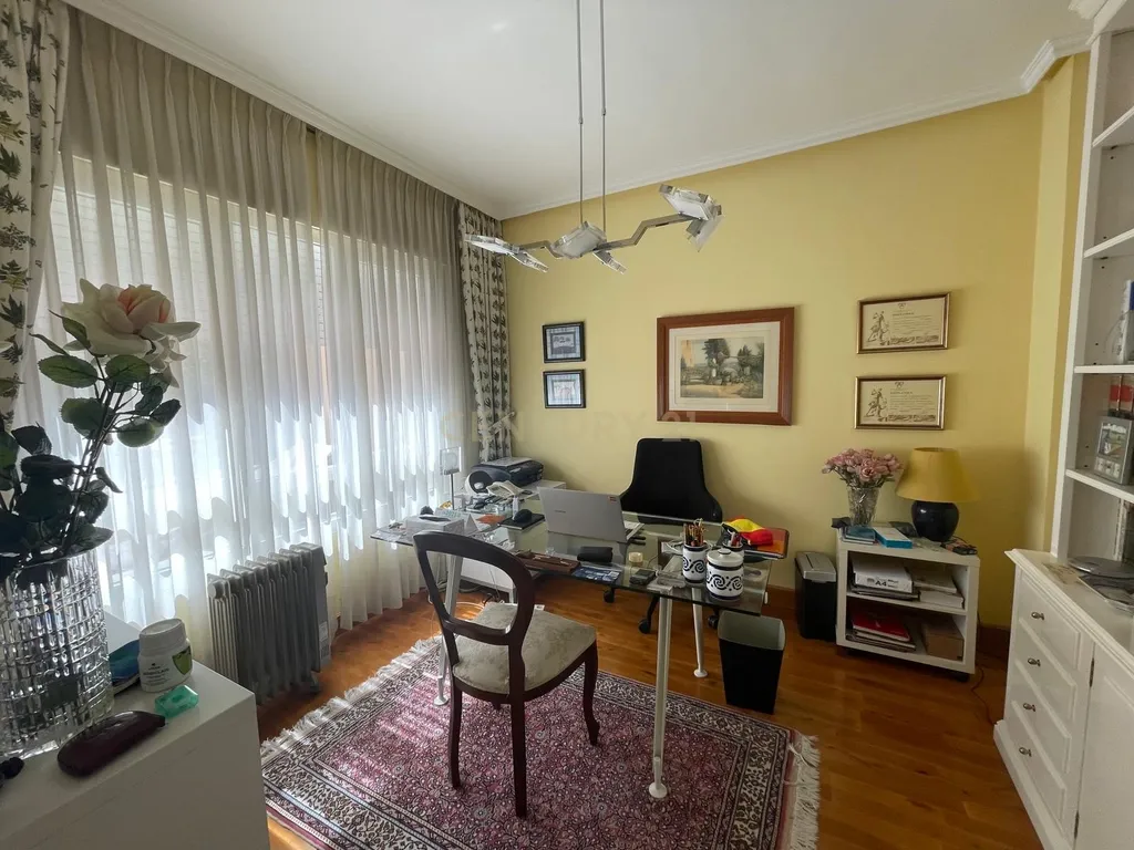 Luxuosa Moradia Renovada em Madrid com Vista para a Cidade - Image 80