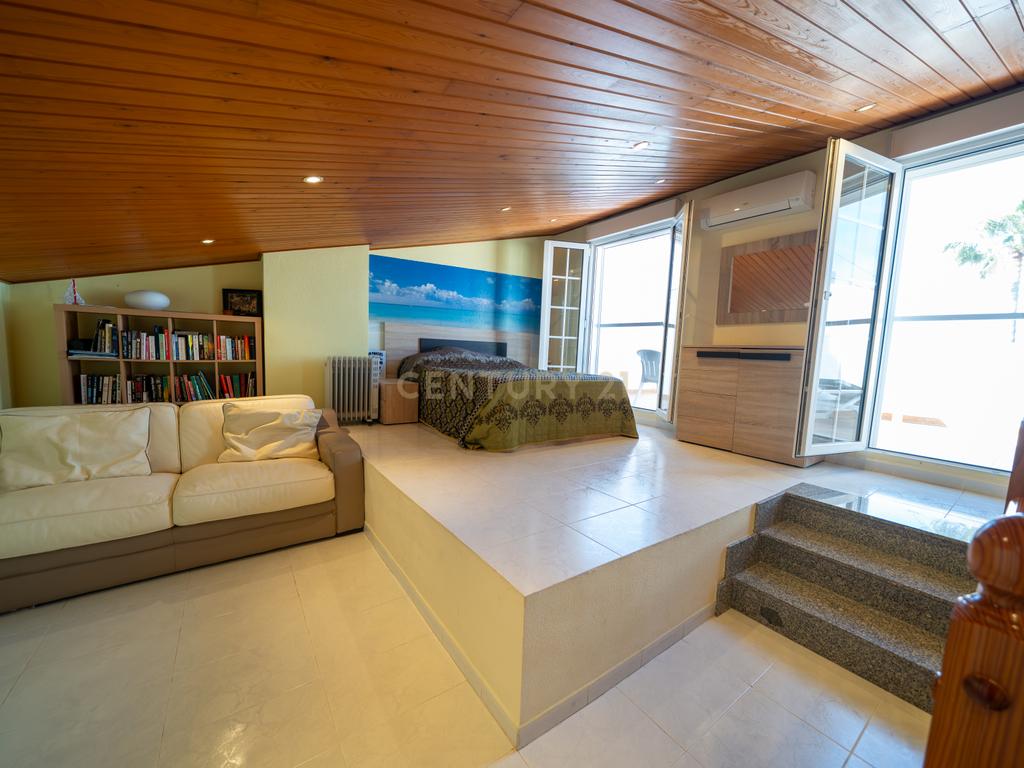 Apresentamos-lhe uma magnífica moradia em Cambrils — perfeita para quem procura conforto, estilo e excelente qualidade de vida na Costa Dourada. - Image 7