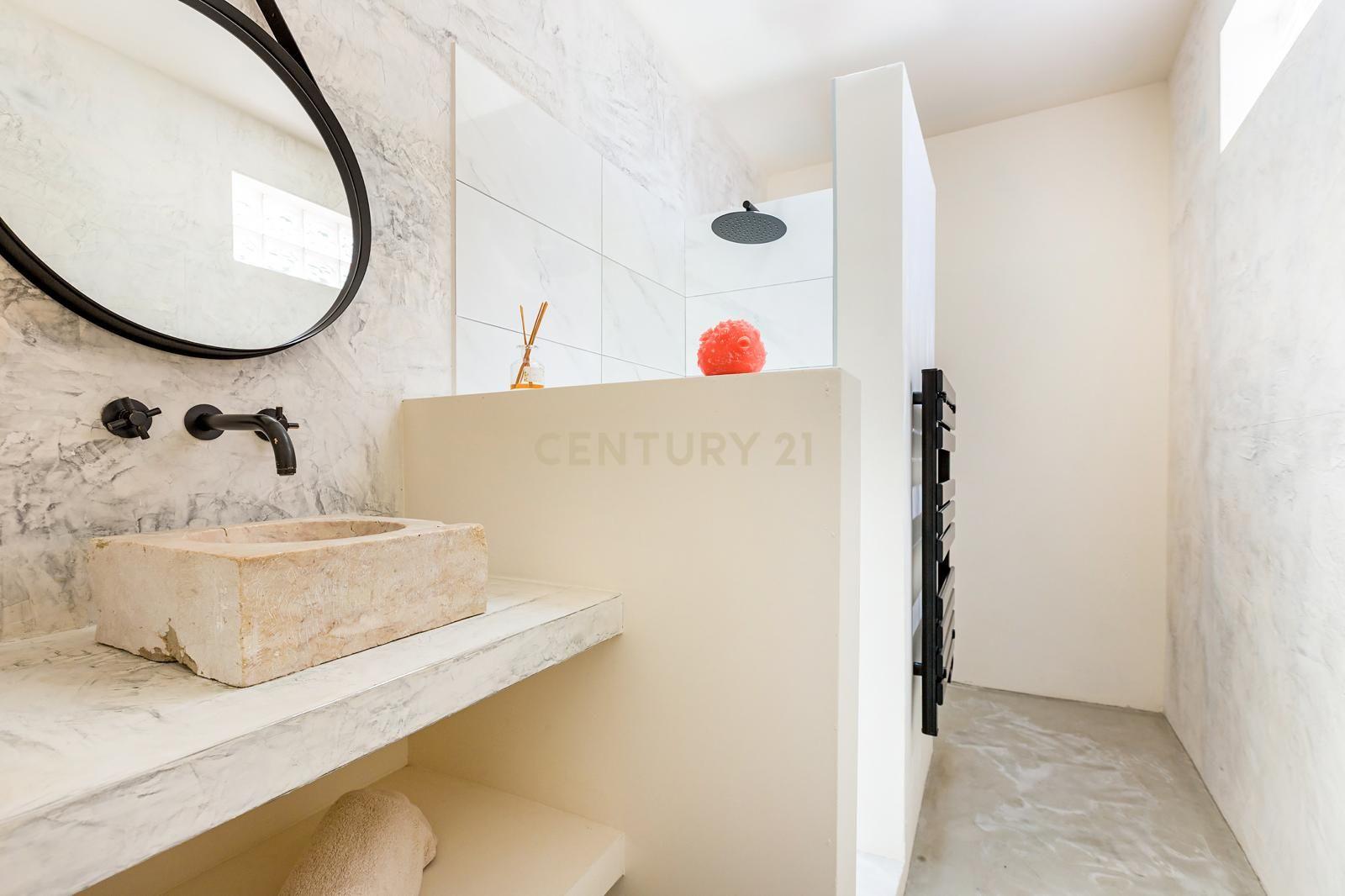 Fotografia 8 de Moradia Independente T5 naTrafaria| Totalmente Remodelada | Piscina