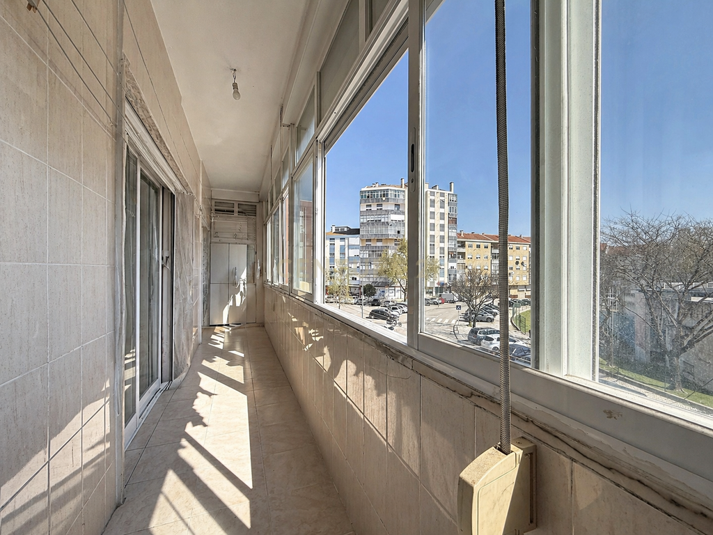 Apartamento T3 em Amora, Seixal - Oportunidade Única! - Image 8