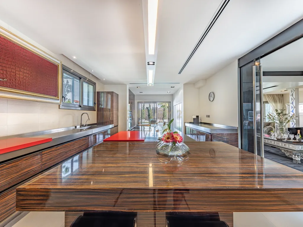 Villa de Design em Segunda Linha de Mar em Sitges com Mobiliário de Marcas de Luxo - Image 20