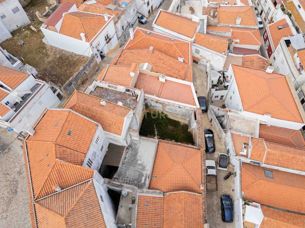 Moradia em ruinas no centro histórico de Palmela - Image 21