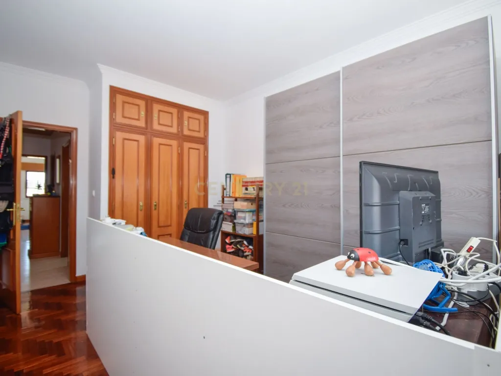 Apartamento T3, com 107 m² de área útil, estúdio musical com 40 m² e garagem fechada , varanda e arrecadação - Image 17
