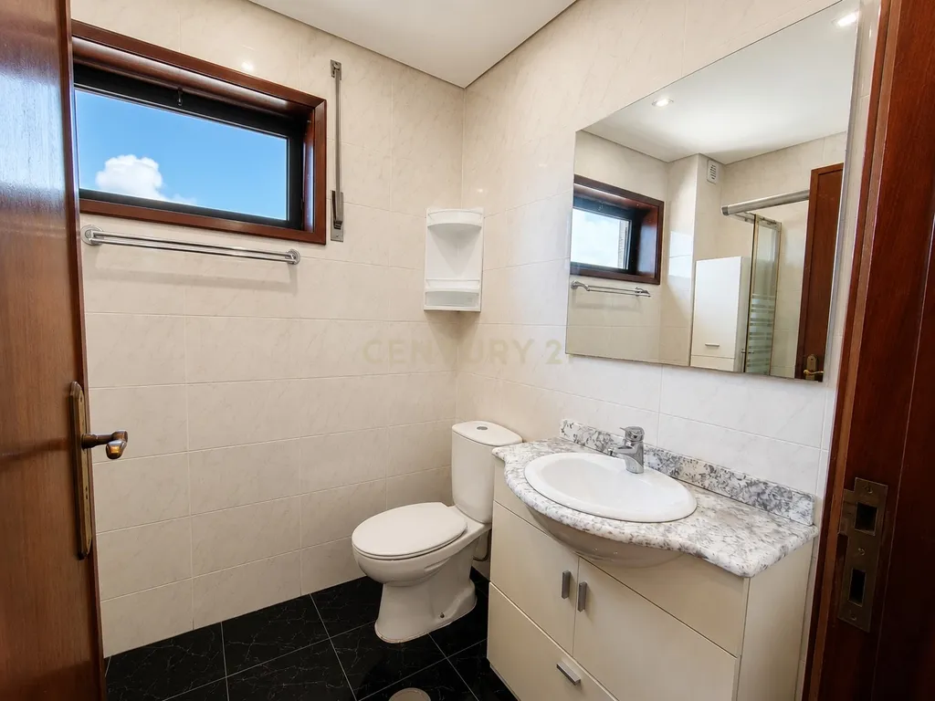 Apartamento T2 com Vista Panorâmica em Vila Nova de Gaia - Image 17