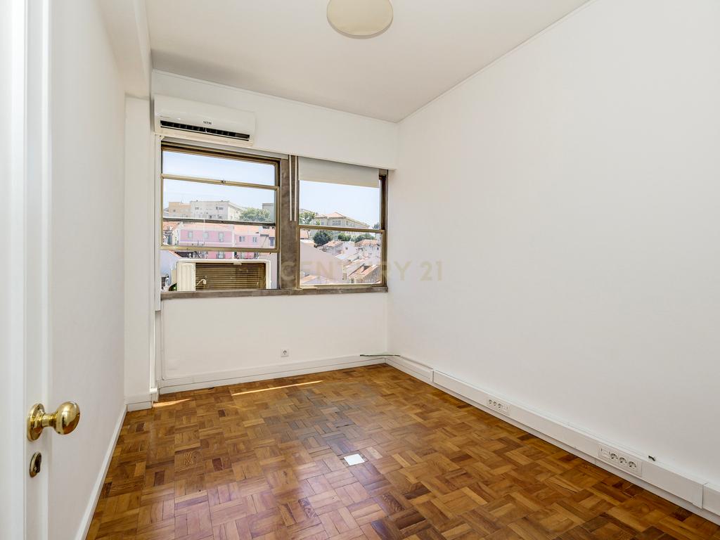 Escritório em zona de prestígio com 210 m² a 30 metros da Avenida da Liberdade! - Image 5