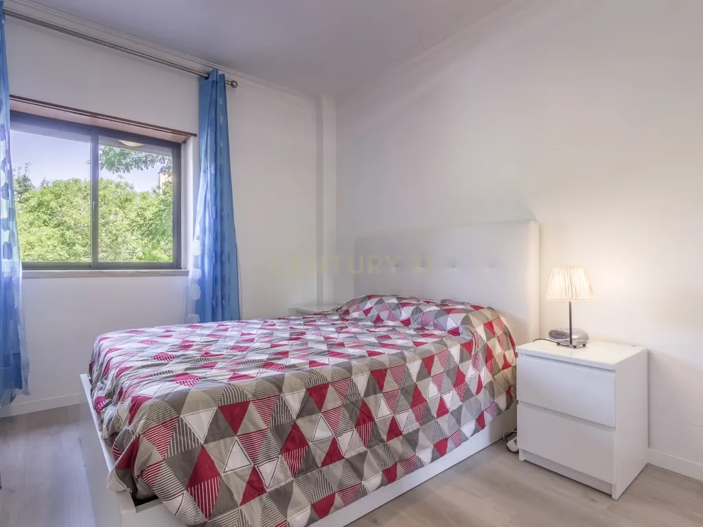 Apartamento T3 com 2 varandas em Almada - Image 12