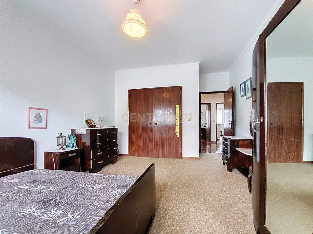 Casa Espetacular em Ponta Delgada com Jardim e Garagem - Image 13