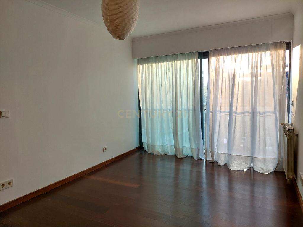 ARRENDADO - T2 Condomínio Alcântara Rio com 1 Parqueamento - Alcântara Rio - Image 9