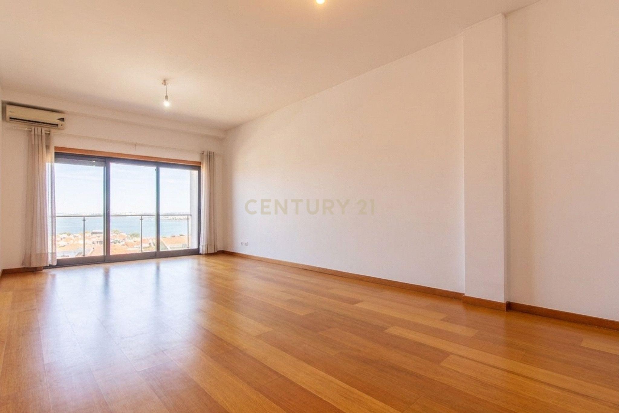 Fotografia 3 de Barreiro / Lavradio - Apartamento de 4 assoalhadas com varandas e lugar de parqueamento e elevador