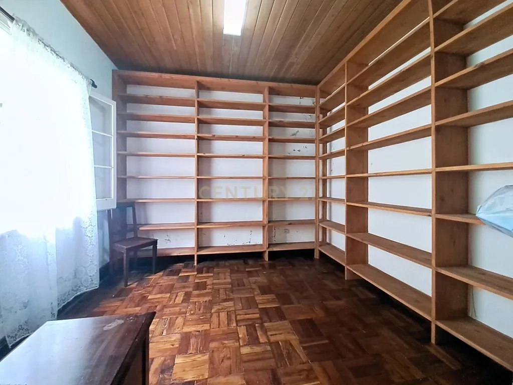 Moradia no Centro da Povoação com 2 Garagens - Image 16