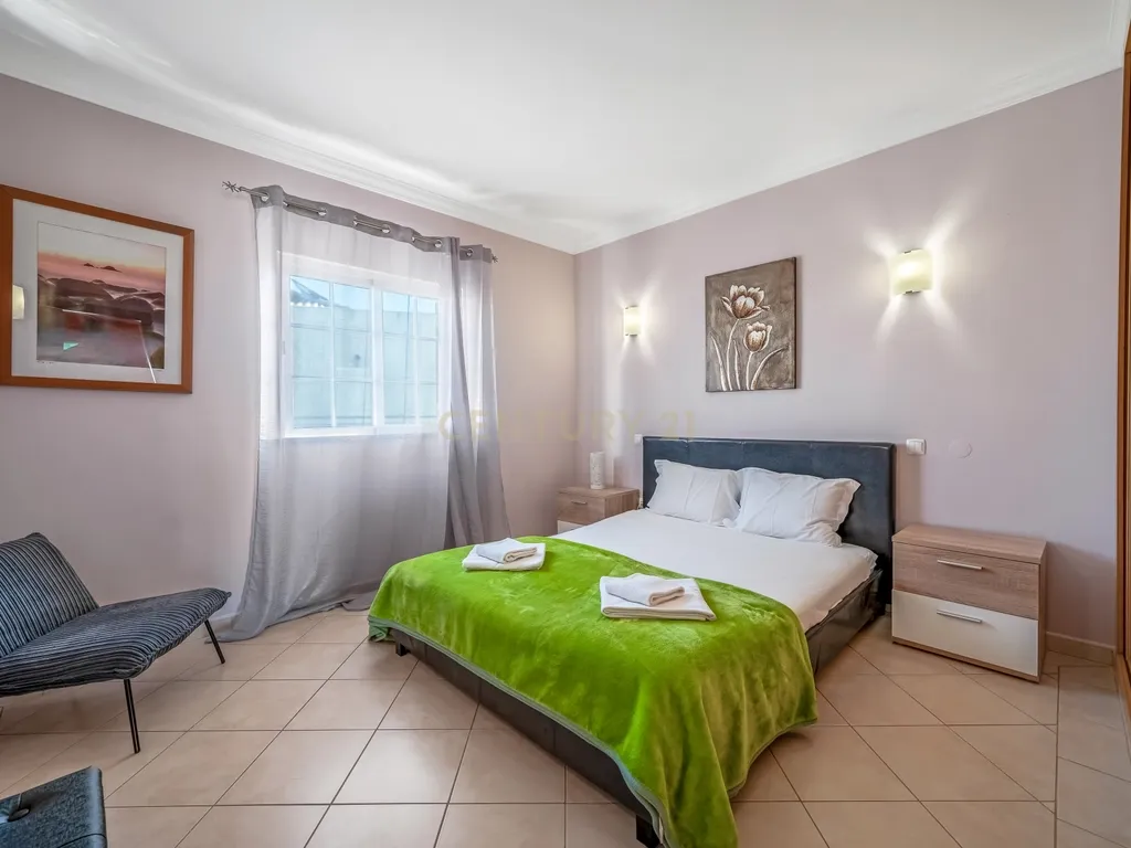 Moradia T4 com piscina, jacuzzi e garagem em Vale Pedras, Albufeira - Image 21