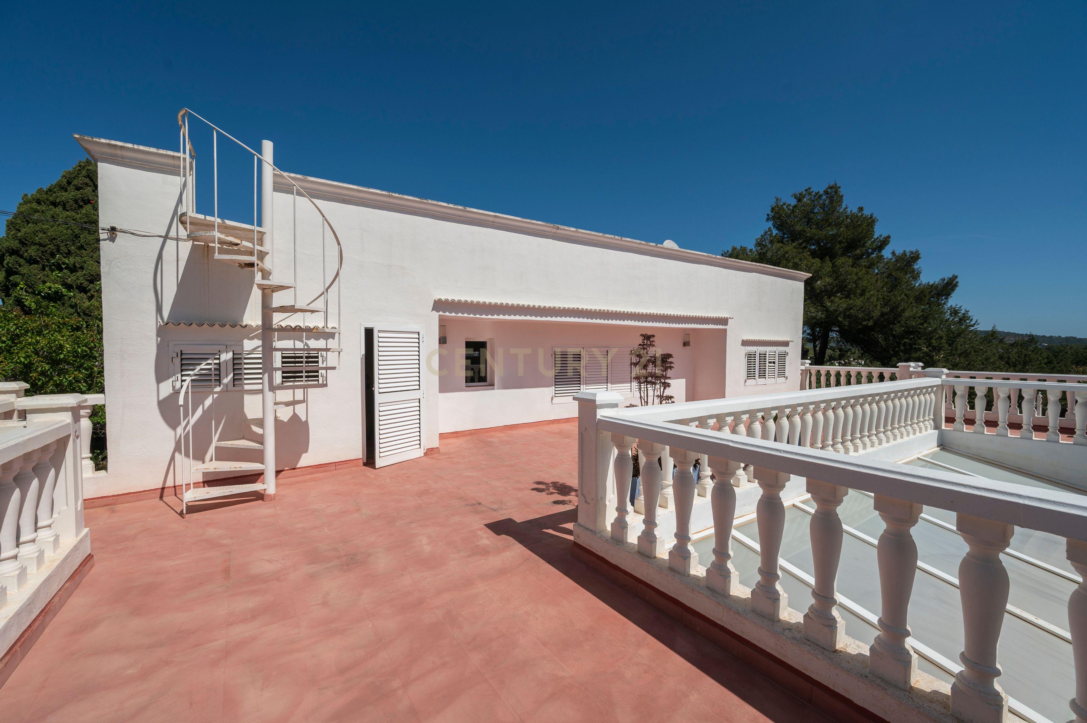 Moradia para reformar em Santa Eulália com piscina e vista panorâmica. Ótima oportunidade para investidores. - Image 37