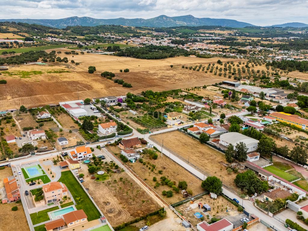 Moradia térrea T3 impecável num terreno de 3954m2 e anexo em Azeitão - Image 3